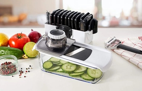 Mandolina Professionale 11 in 1 con 11 Funzioni: Spiraletto, Raspa per Formaggio, Zester, Centrifuga per Succo, Snipper per Gelato, Sfoglia Uova, Lame per Verdure, Lame per Fette, Lame per Fette Sottili, Raspa per Limone, Raspa per Aglio.