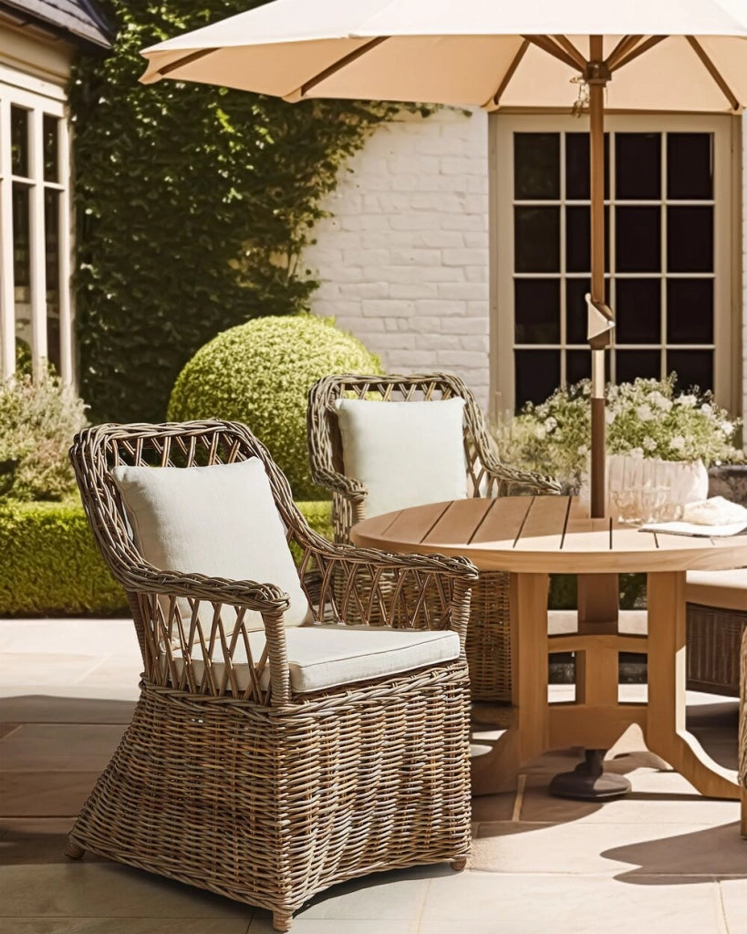 Poltrona da giardino in rattan naturale con cuscini dello schienale in cotone bianco sporco per interni ed esterni