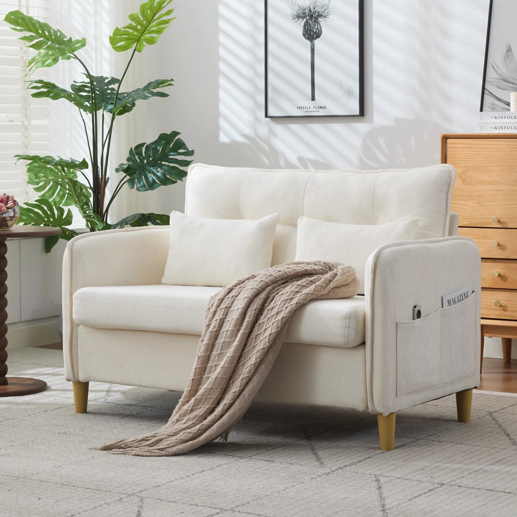 Divano a due posti compatto con braccioli, tasche laterali, schienale ergonomico e struttura in legno beige