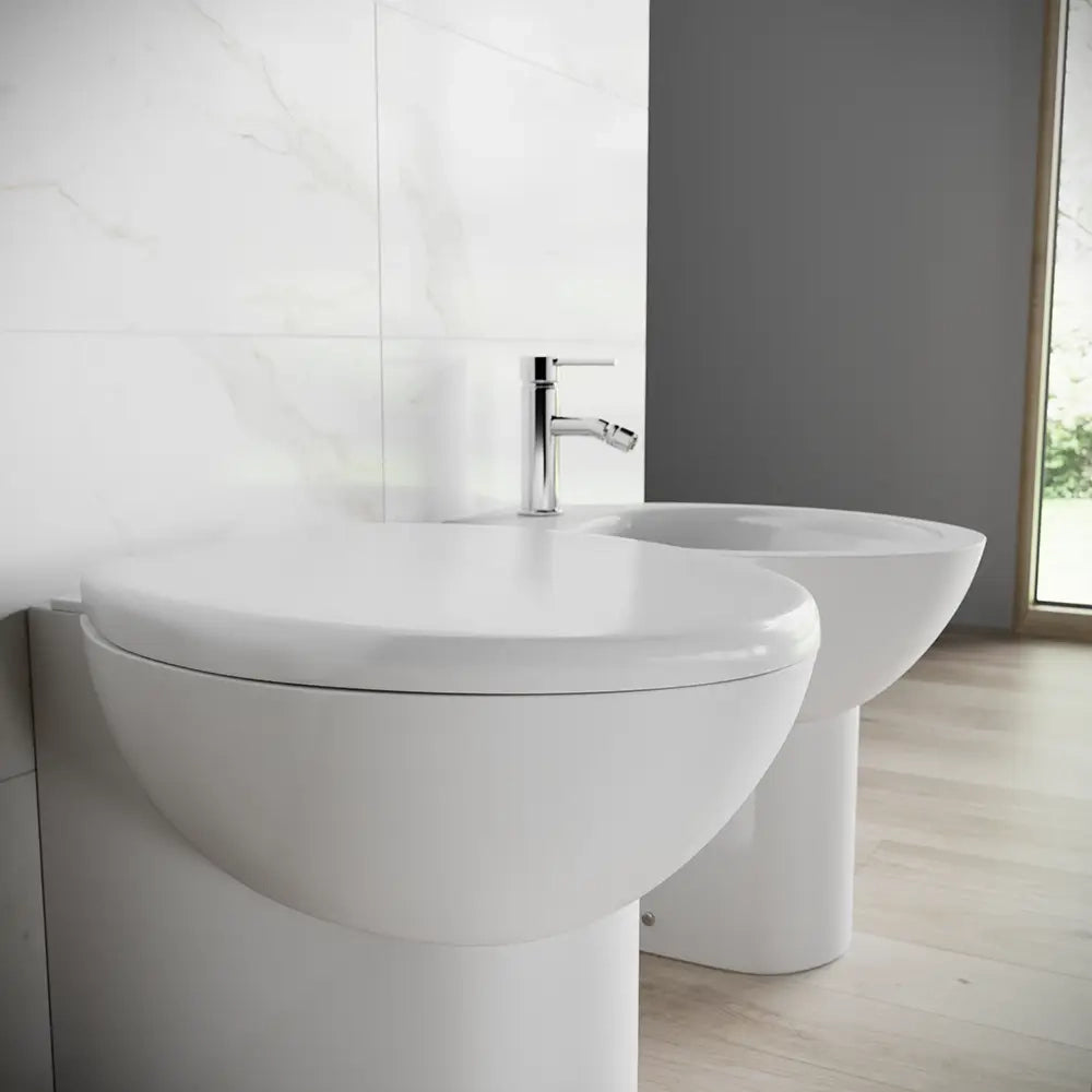 Sanitari filomuro in ceramica bianco lucido: vaso bidet e copriwc soft-close | Doha