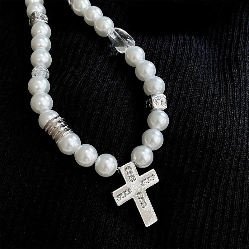 Collana vintage barocca con croce di perle fatta a mano, regalo di Natale o di compleanno.