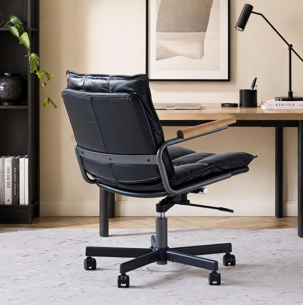 Sedia da ufficio in pelle con ruote a 360°; braccioli in legno; base a 5 razze; nera