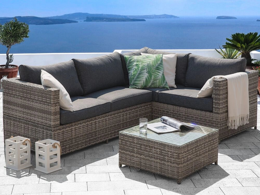 Divano ad angolo da giardino in rattan grigio con cuscini Tavolo quadrato in vimini per esterno con conversazione
