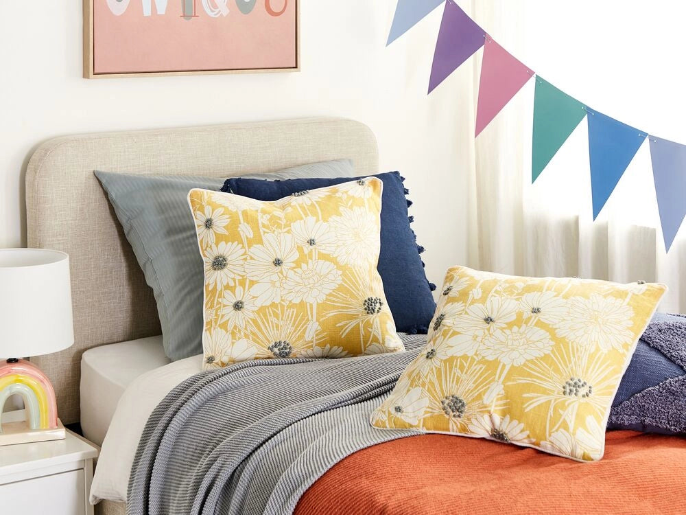 Set di 2 cuscini in cotone ricamato con motivi floreali gialli 45 x 45 cm salotto camera da letto