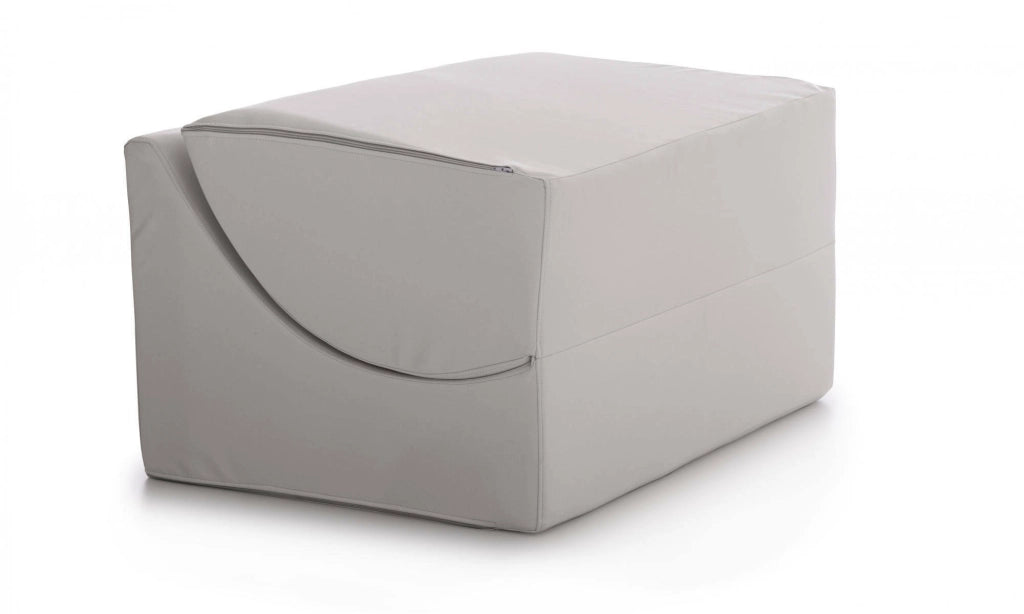 Letto pieghevole Amorina, Pouf trasformabile in letto matrimoniale, 100% Made in Italy, Pouf trasformabile in una chaise longue in ecopelle, cm 100x200h70, Bianco
