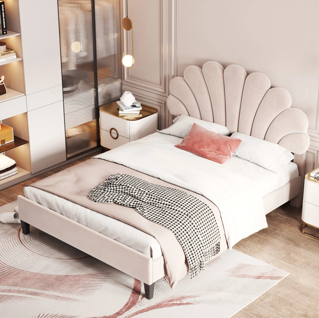 Letto matrimoniale 140x200 cm imbottito in velluto beige con testiera floreale e doghe