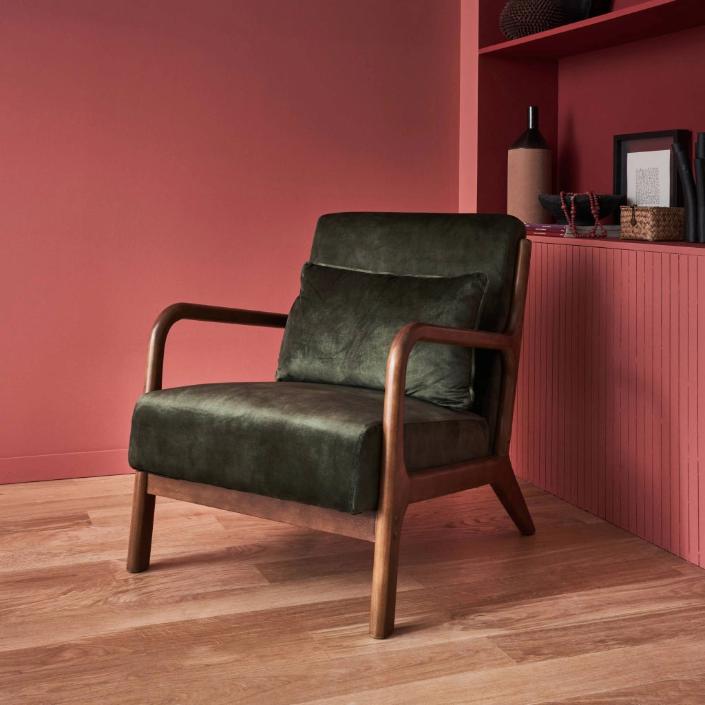 Poltrona scandinava in velluto e legno di hevea tinto noce scuro, kaki