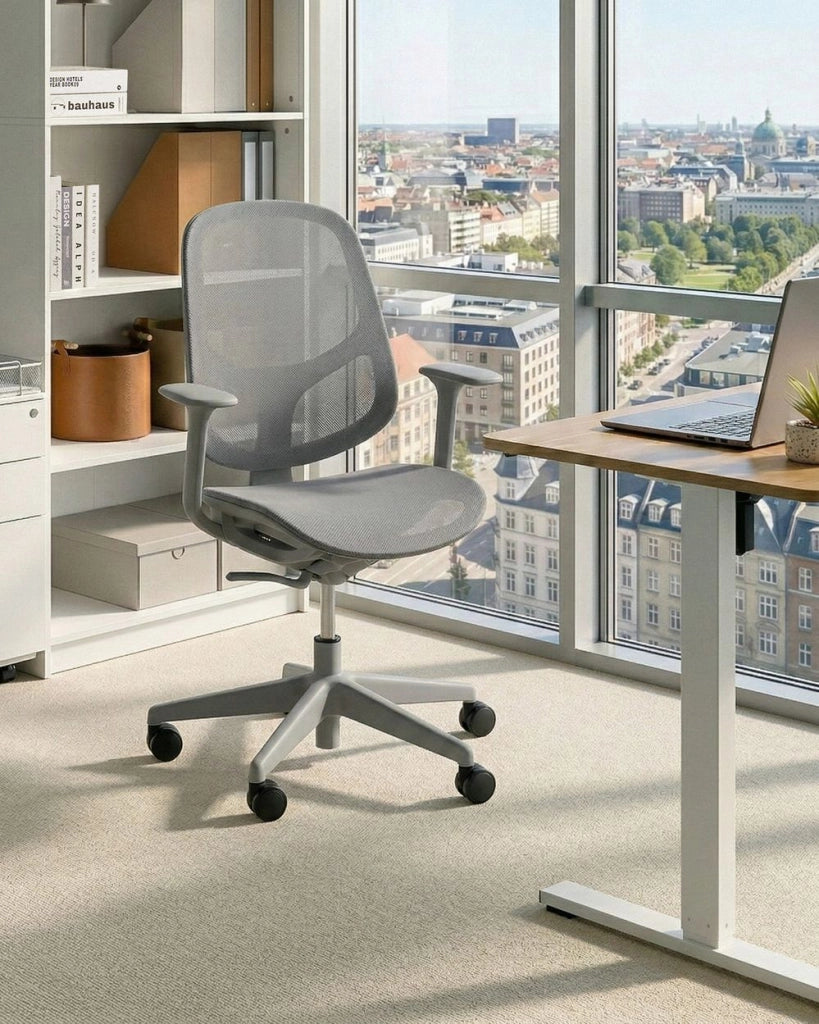 Sedia da ufficio grigio in rete con base girevole, braccioli e altezza regolabile per ufficio domestico e open space