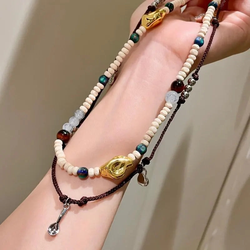 Collana a doppio strato con perline di pietra naturale e cristalli, realizzata a mano.
