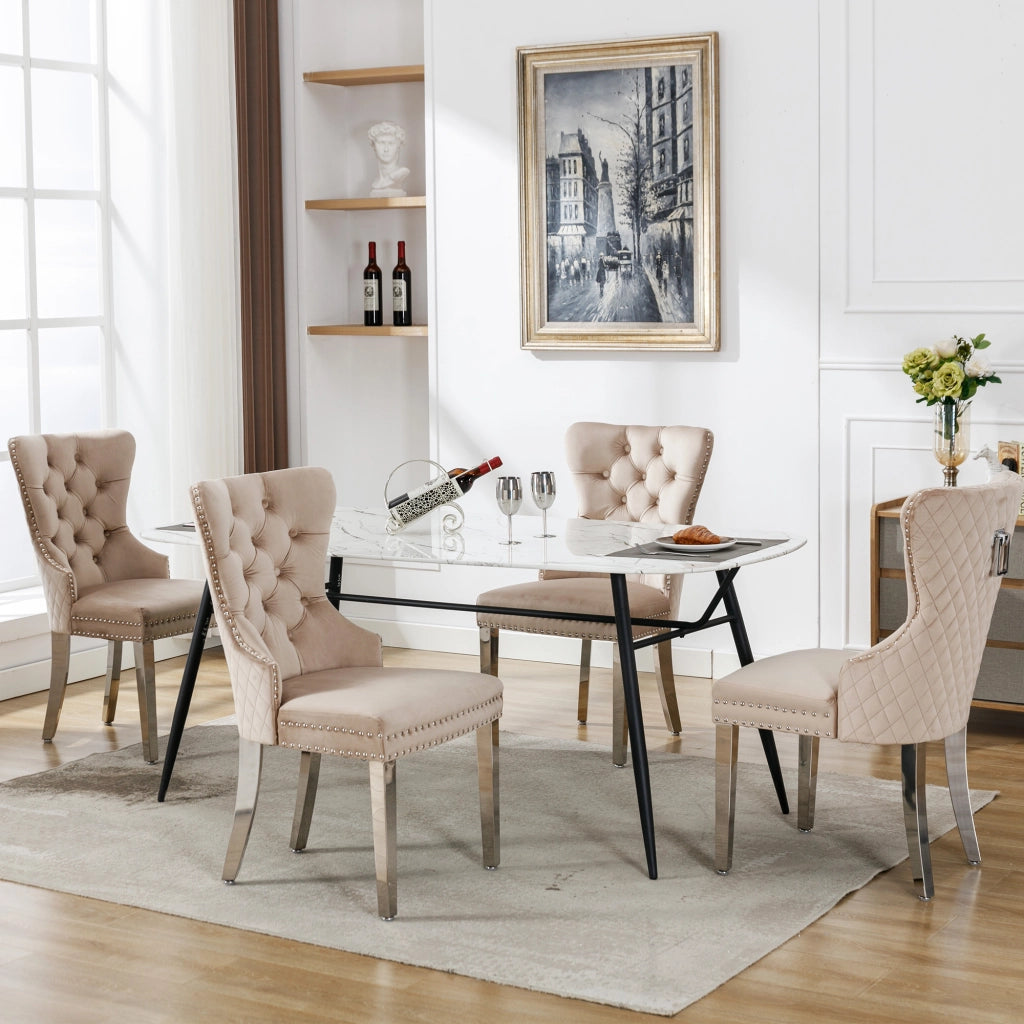 Sedia da pranzo imbottita in velluto beige con struttura in metallo e schienale decorativo