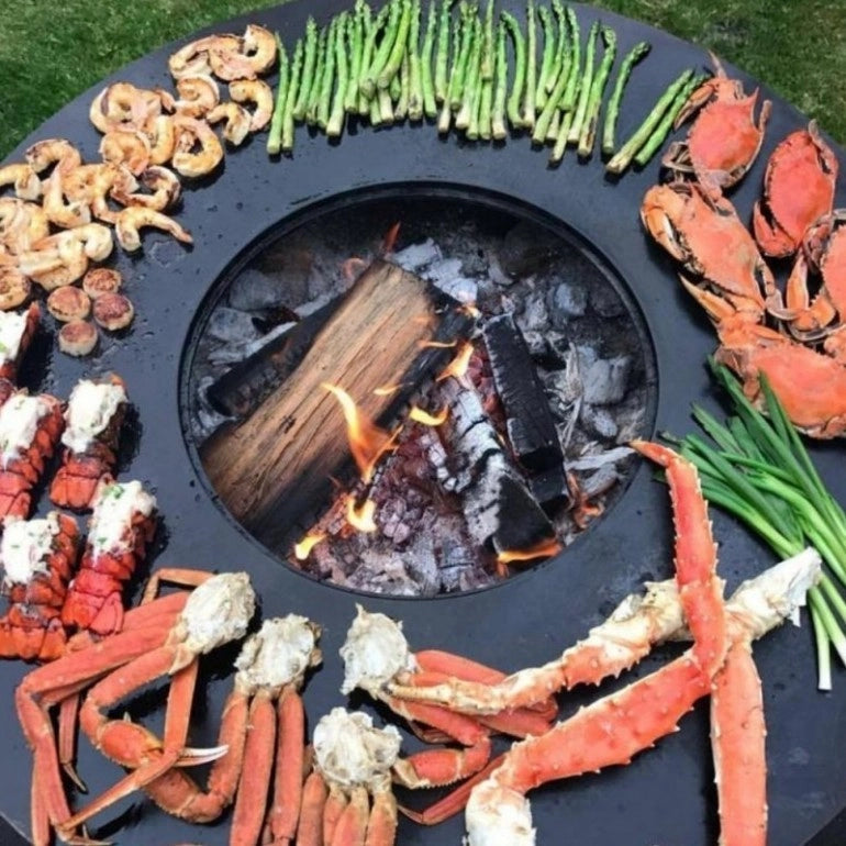 Arteflame One40 bbq e braciere in acciaio corten, con piastra di cottura in ghisa da 102 cm, altezza totale 97 cm