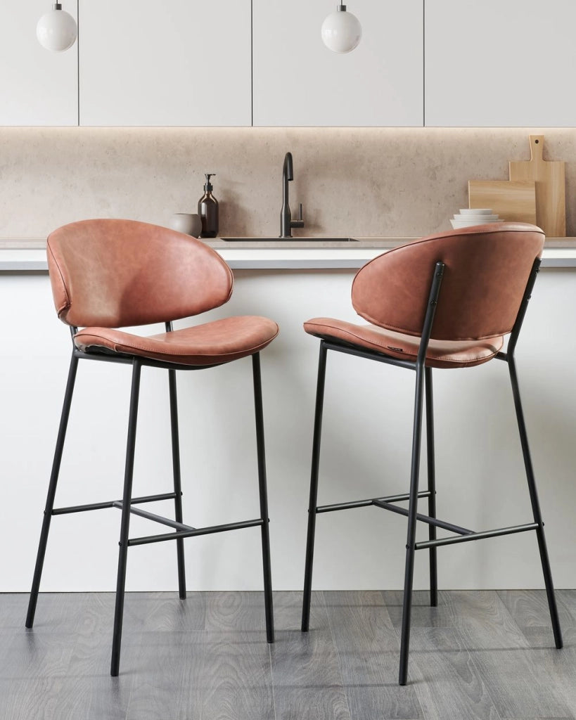 Set di 2 sedie da bar con seduta imbottita in tessuto marrone senza braccioli senza braccioli schienale curvo stile moderno