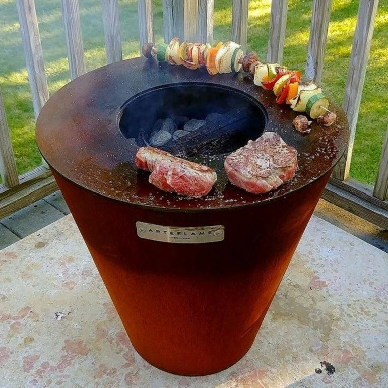 Arteflame One20 bbq e braciere in acciaio corten, con piastra di cottura in ghisa da 51 cm, altezza totale 53 cm