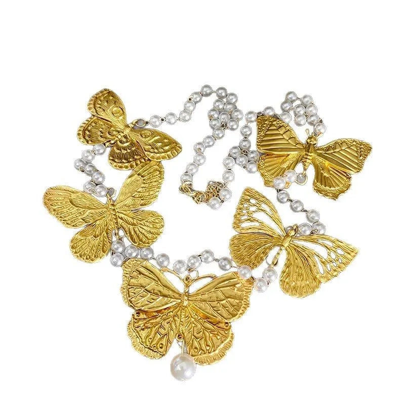 Collana con ciondolo a forma di farfalla dorata, realizzata a mano con perle, regalo di Natale o di compleanno.