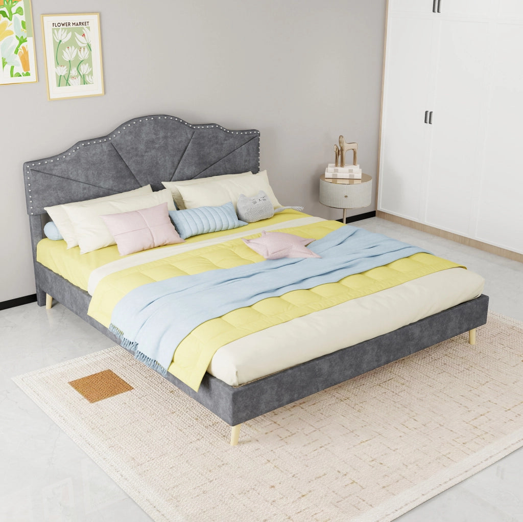 Letto 160x200 cm con testiera geometrica e rete a doghe; tessuto grigio