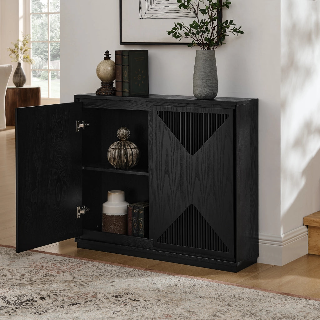 Credenza con ante scanalate a V e fori per prese in legno e MDF nero
