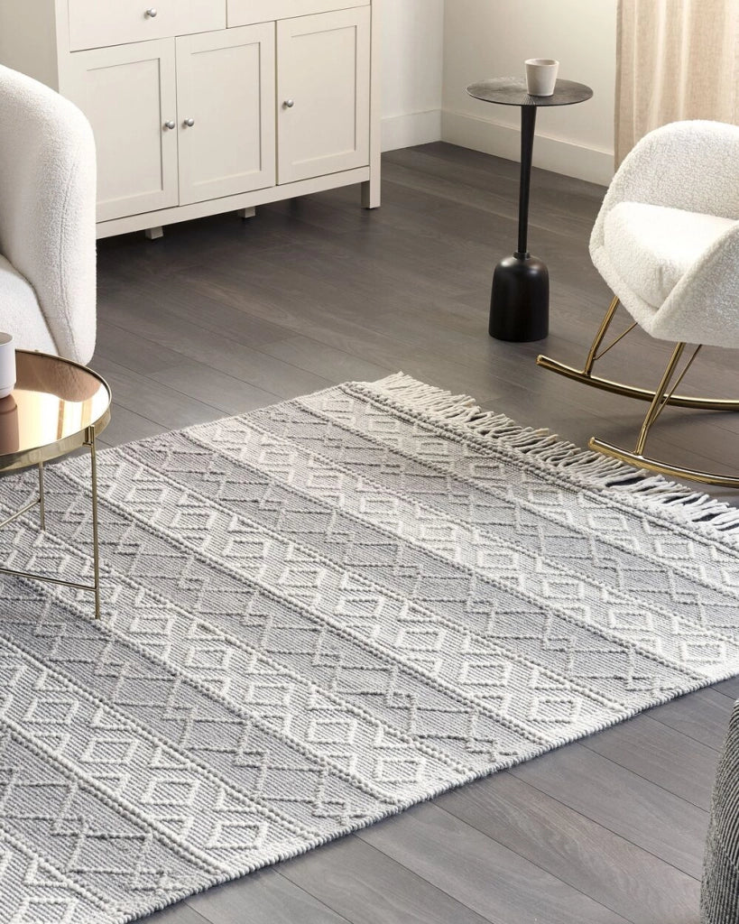 Tappeto grigio e bianco in lana e cotone 160 x 230 cm tessuto a mano a trama piatta con frange e motivo geometrico