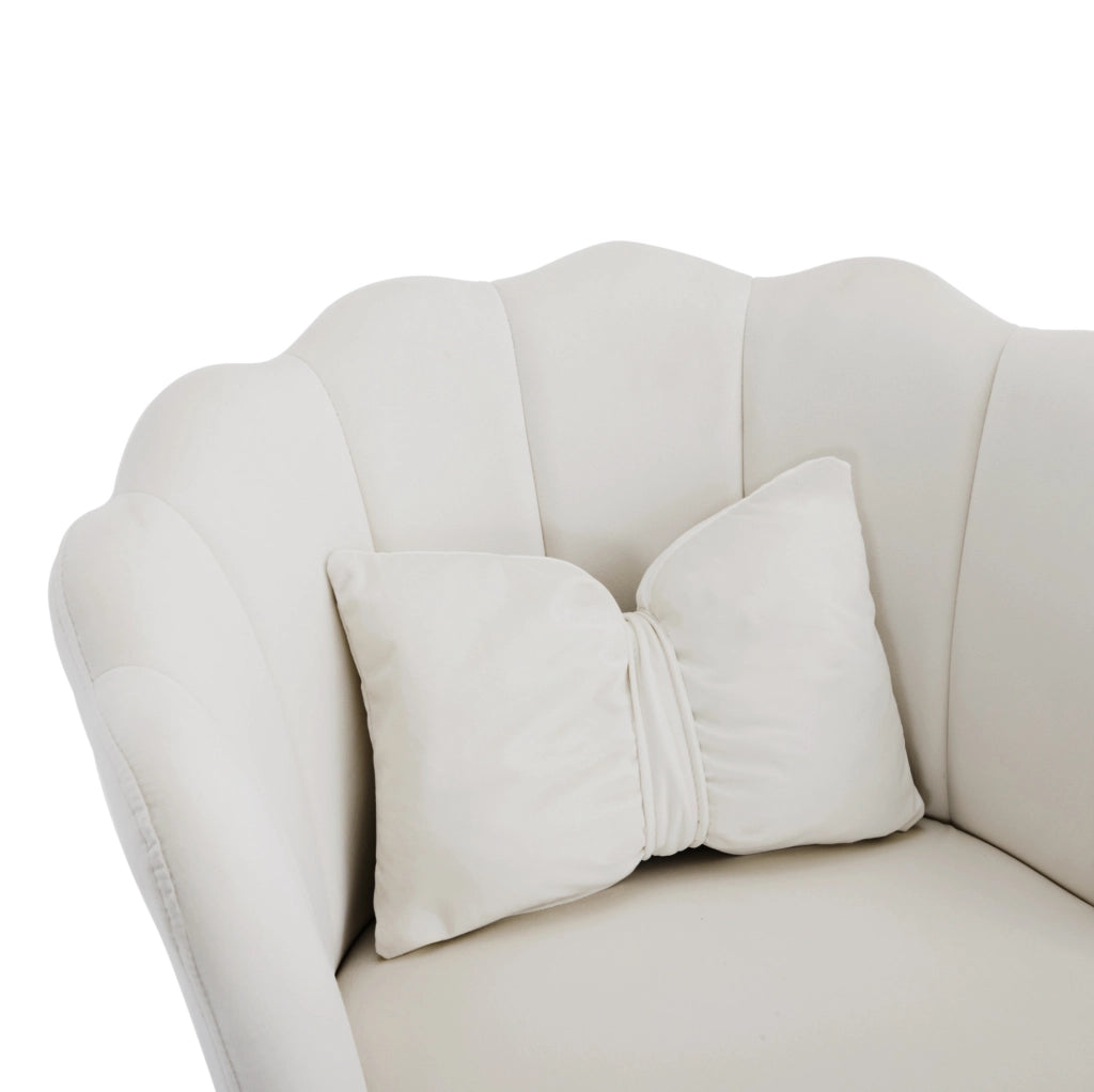 Sedia imbottita in velluto beige con schienale a petalo