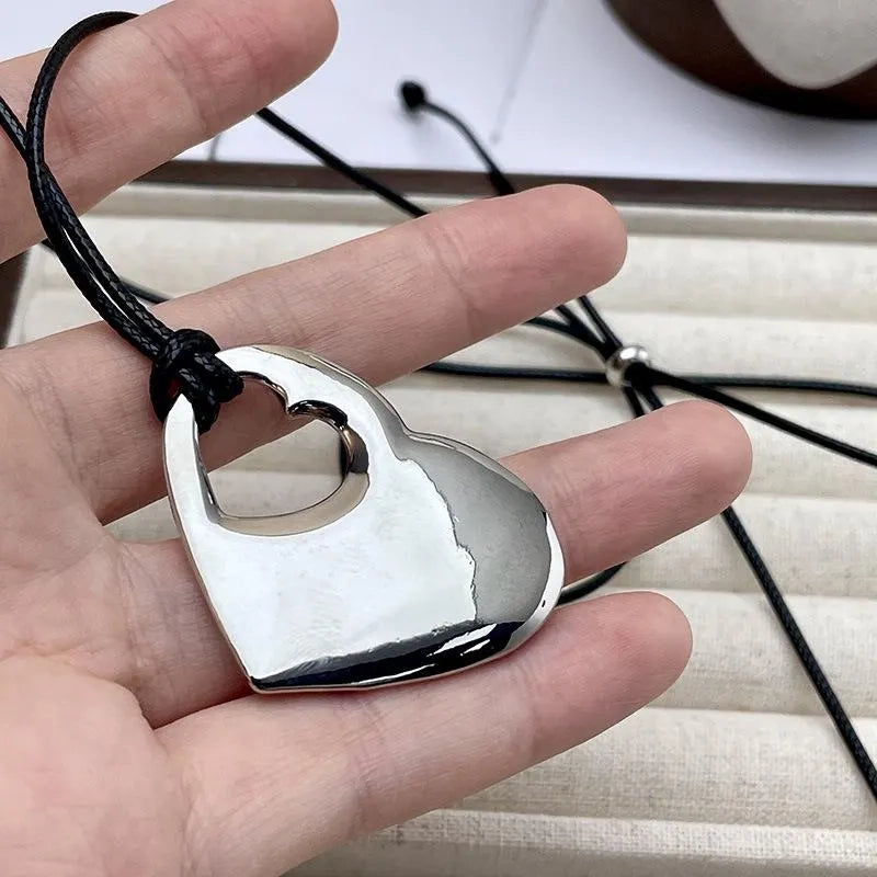 Collana con ciondolo a forma di cuore in argento e corda nera, realizzata a mano, regalo di Natale o compleanno.