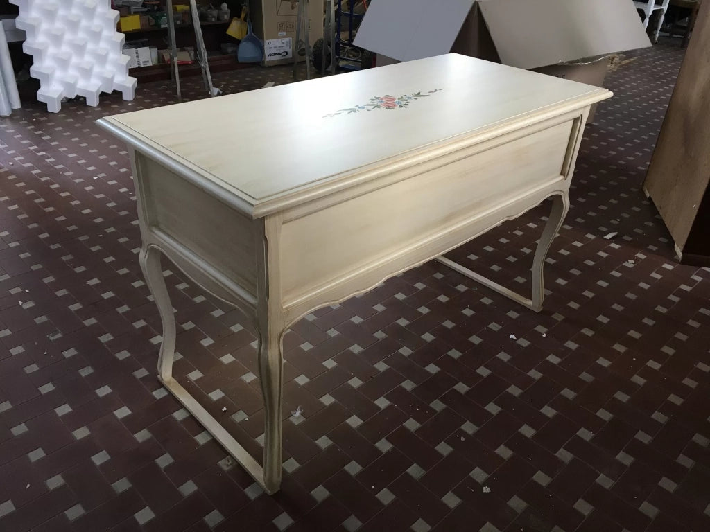 Scrivania in legno avorio pennellato con decori l.130 p.60 h.79 - Mobili 2G