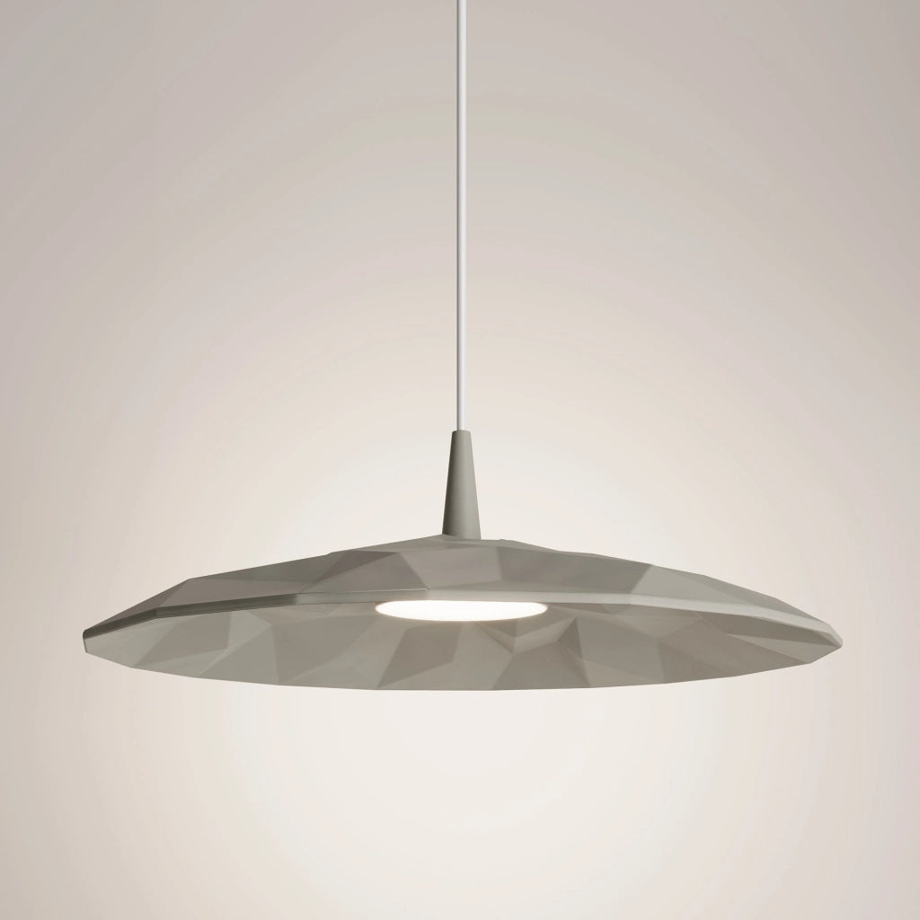 Lampada a sospensione Angled in ceramica grigia con diffusore prismatico e LED integrato da 8W dimmerabile TRIAC, diametro 40 cm, 2700K, IP40