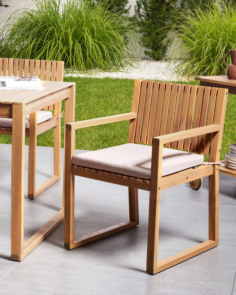 Set di 2 sedie da pranzo da giardino per esterni in legno d'acacia con cuscini tortora resistente agli agenti atmosferici dal design classico