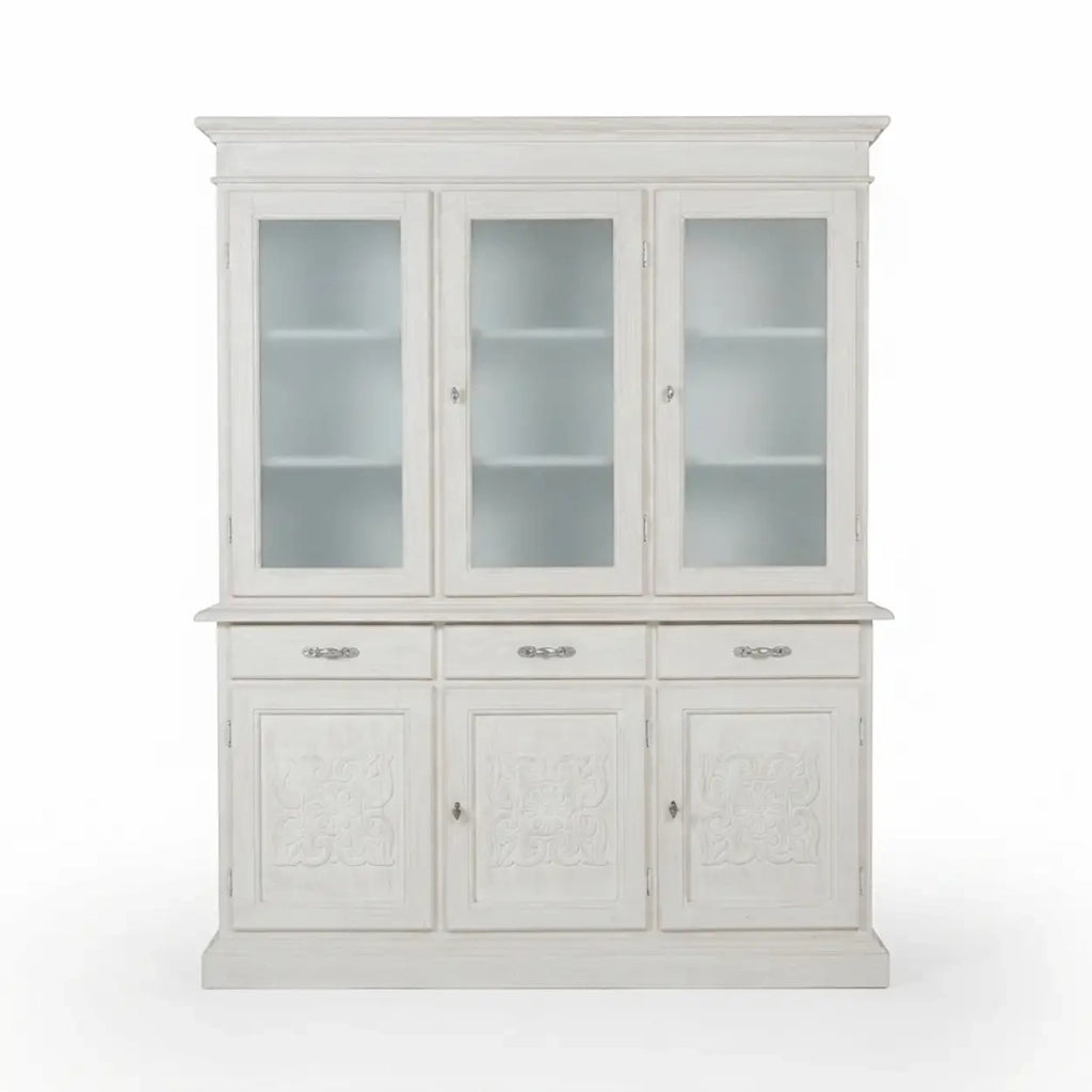 Credenza cristalliera Alberta in legno 3 ante in rilievo bianco anticato con zoccolo chiuso