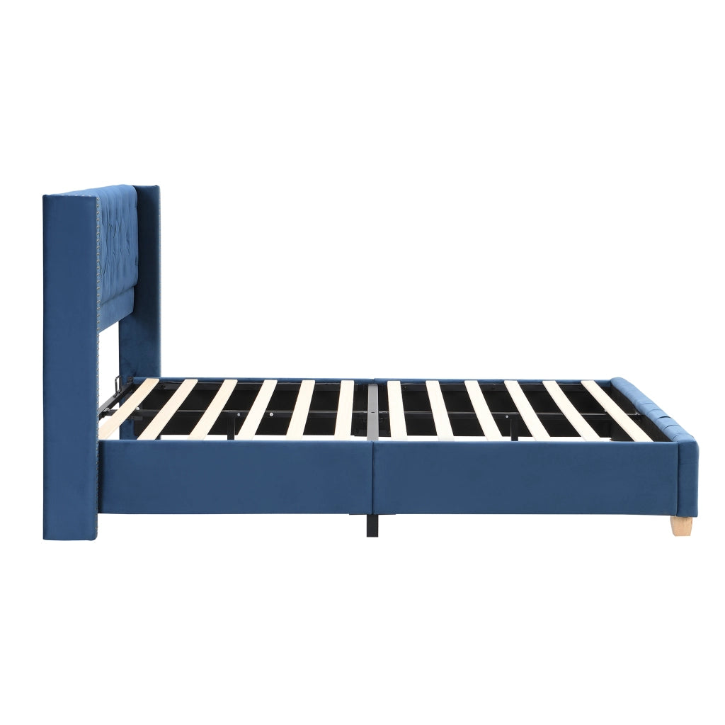 Letto imbottito con testiera capitonné; rivetti decorativi e gambe in legno; velluto blu; 160x200 cm