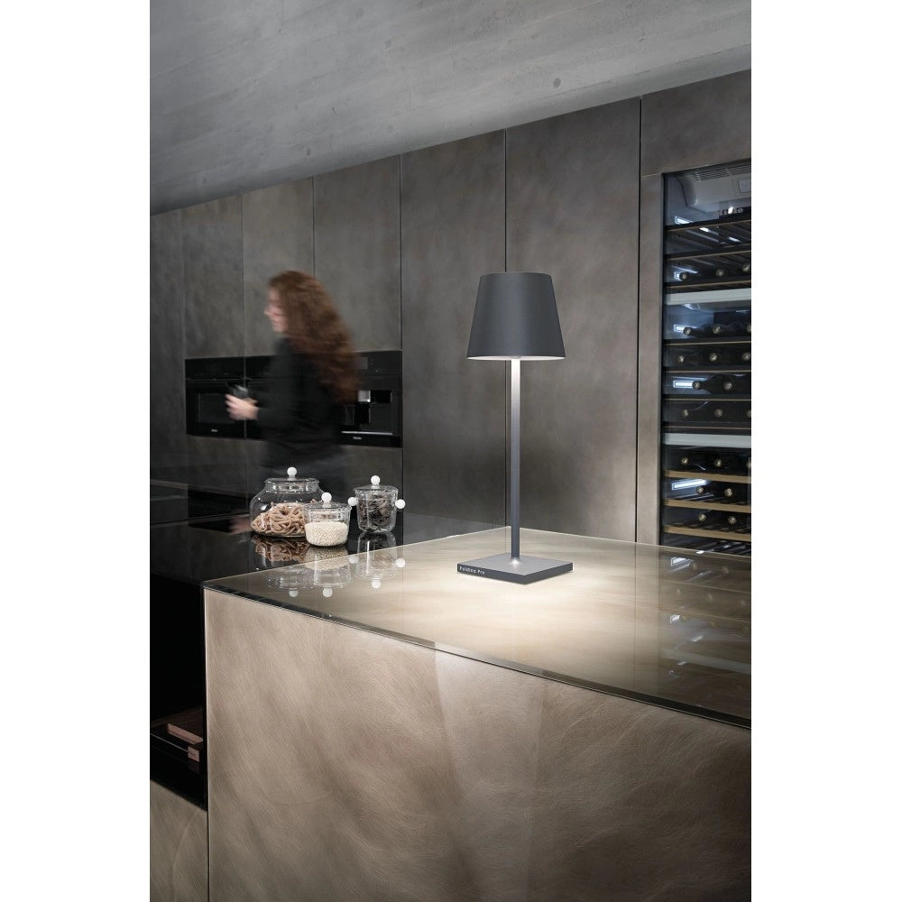 Lampada a led da tavolo Poldina L Desk  Grigio Scuro ricaricabile e dimmerabile con batteria fino a 12 ore