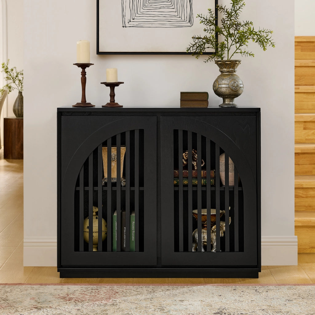 Credenza con ante scanalate e 2 aperture per prese in legno e MDF nero