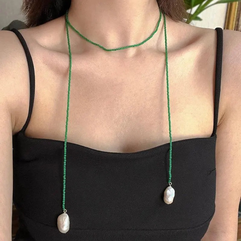 Collana artigianale con perle barocche e perline verde smeraldo