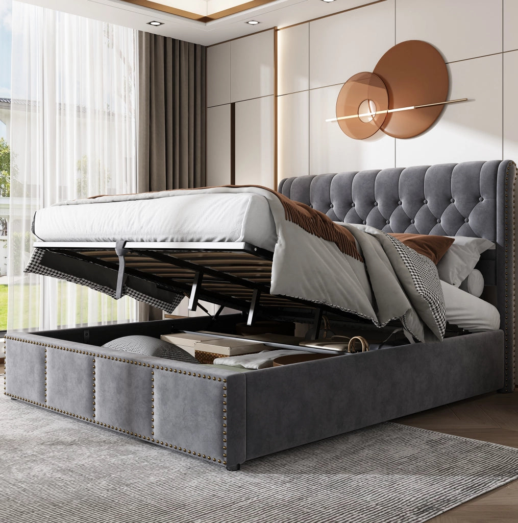 Letto matrimoniale imbottito con contenitore 180x200 cm in velluto grigio; con testiera alta e dettagli a rivetti