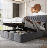 Letto matrimoniale imbottito con contenitore 180x200 cm in velluto grigio; con testiera alta e dettagli a rivetti