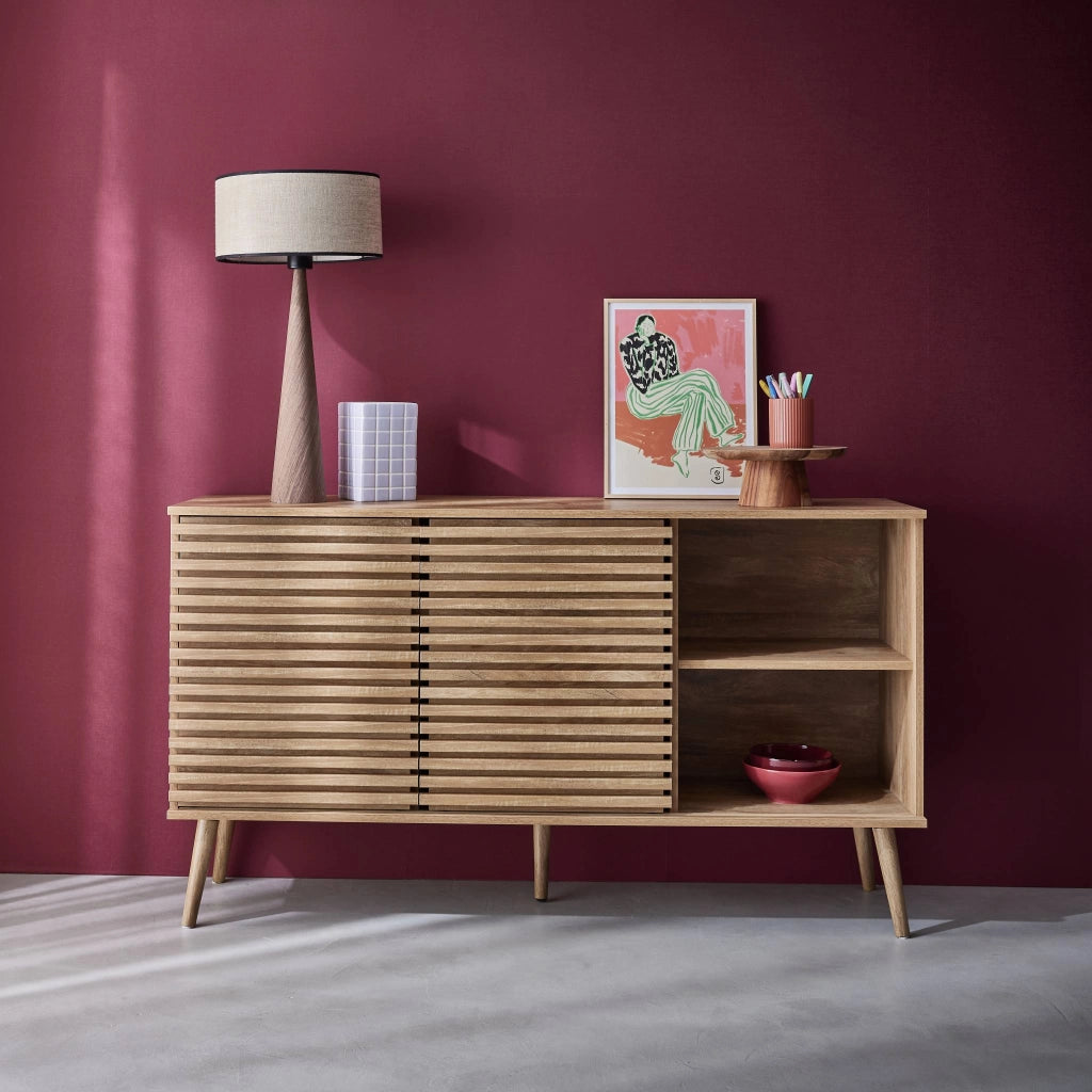 Credenza scandinava in legno con 2 ante scorrevoli scanalate, 140cm,