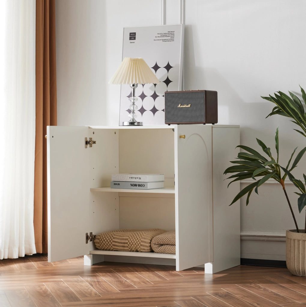 Credenza bianca con motivo ad arco e maniglie dorate