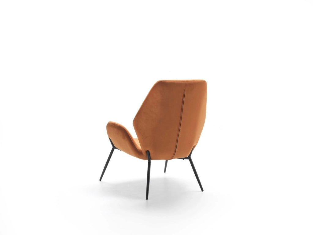 Poltrona Brandy di Design Contemporaneo - Seduta in Velluto Caramello e Struttura in Metallo Verniciato Nero - Comfort Avvolgente