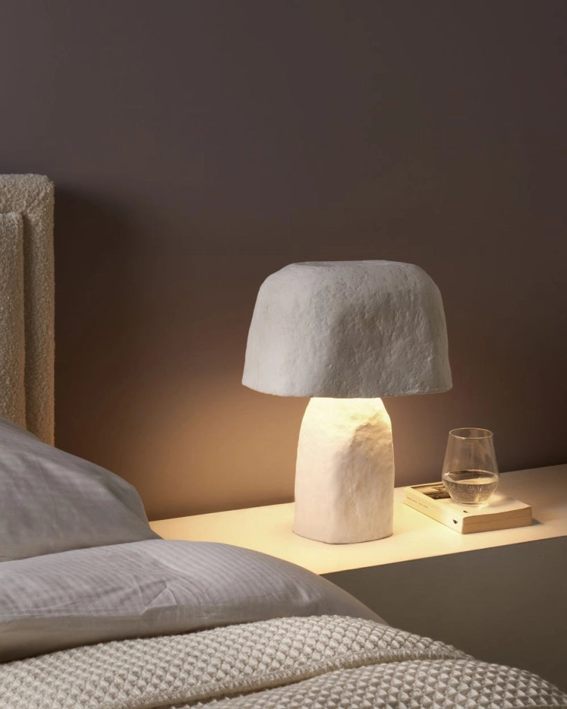 Lampada da tavolo in argilla di carta pesta bianca fatta a mano lampada da comodino