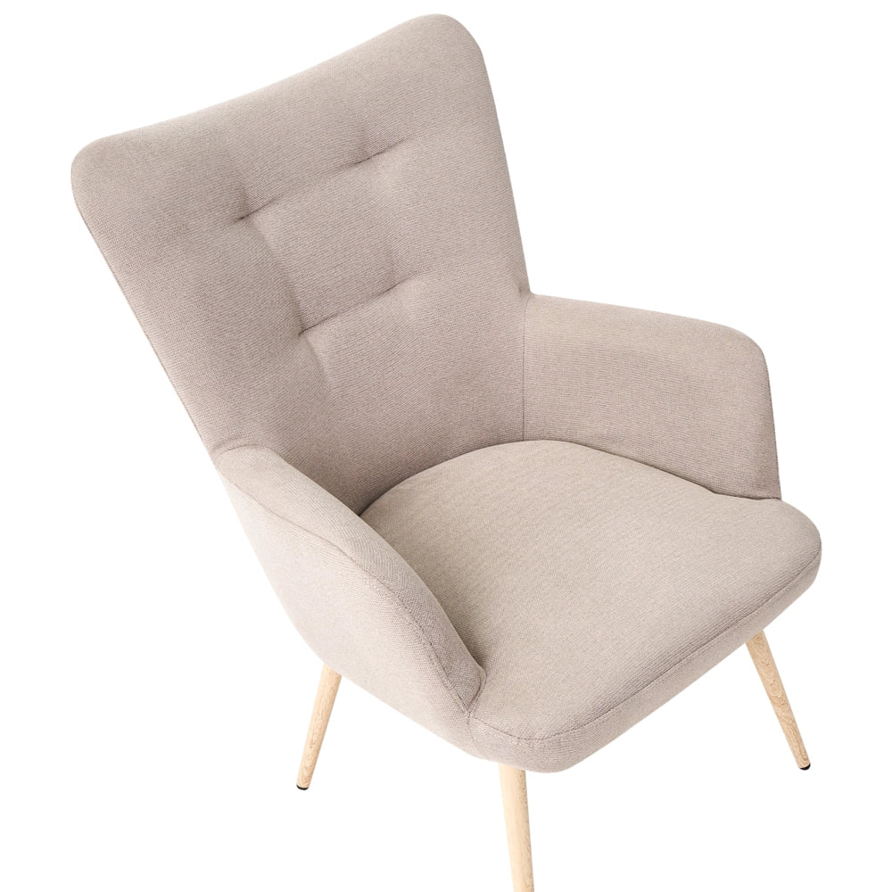 Poltrona rivestita in tessuto beige chiaro con poggiapiedi in stile retrò