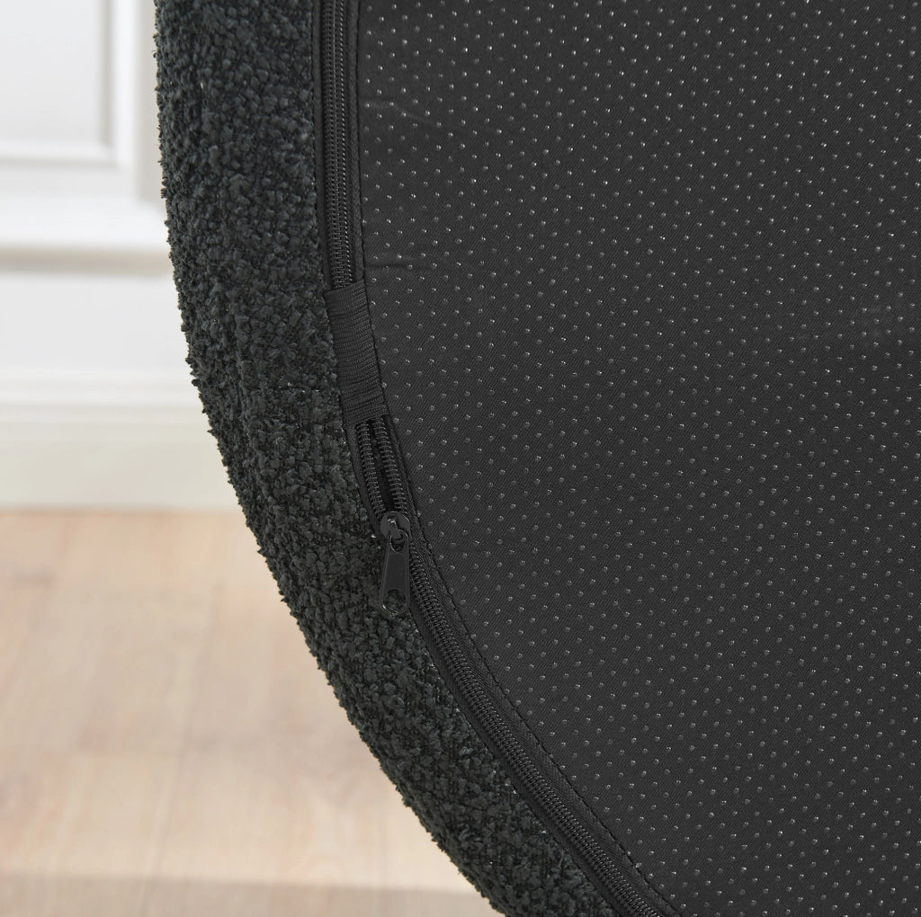Divano minimalista in tessuto teddy nero con cuscino poggiatesta