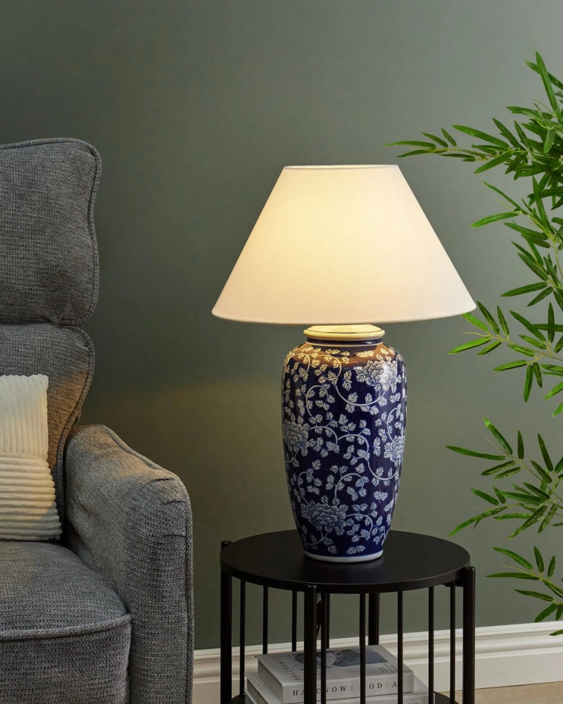 Lampada da tavolo con base in porcellana blu e bianca, paralume cilindrico in lino con design floreale, illuminazione per camera da letto e soggiorno