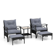 Set di mobili da giardino in rattan a 5 pezzi con sedie e poggiapiedi esterni, Tavolino in vetro temperato a 2 livelli con cuscini per portico e balcone Nero