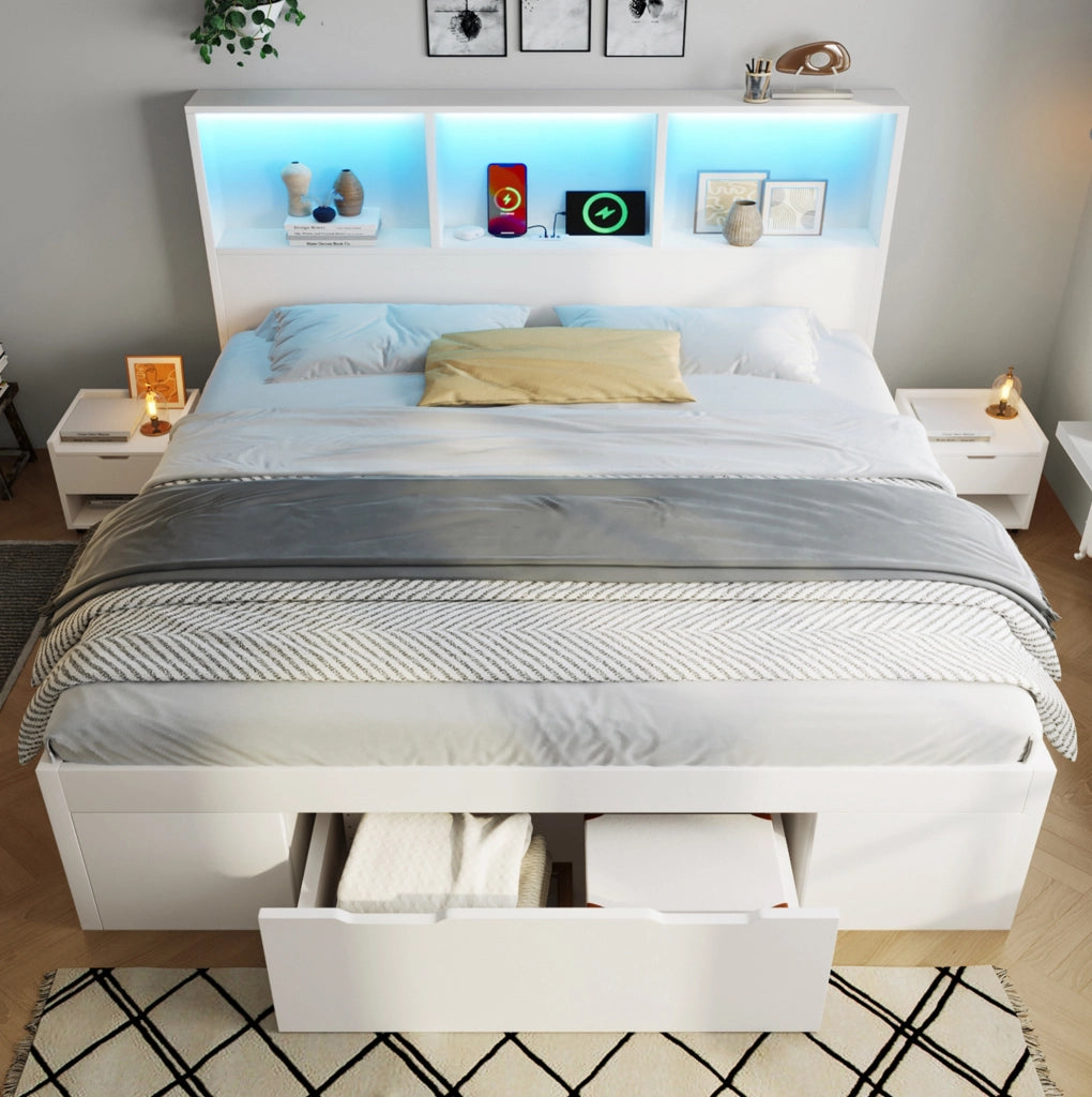 Letto matrimoniale bianco 140 × 200 cm con comodini mobili, LED e ricarica