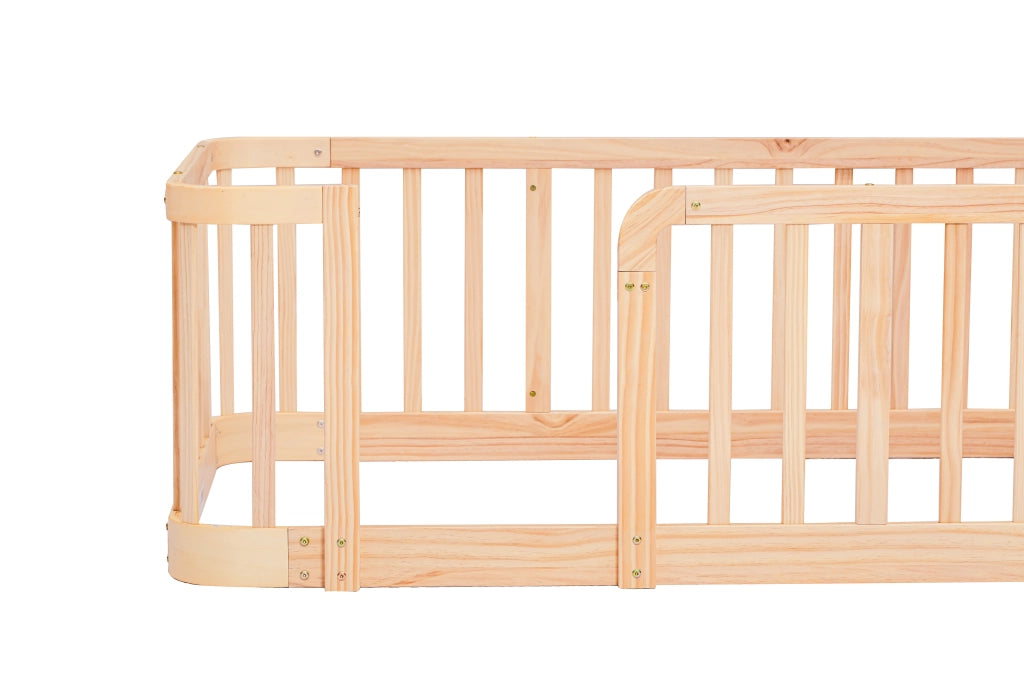 Recinto modulare per bambini 140 × 200 cm in legno naturale con sbarre da 7 cm, bordi arrotondati, senza materasso