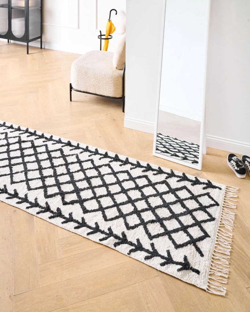 Tappeto in cotone beige e nero con motivo geometrico e nappe 80 x 230 cm camera da letto soggiorno