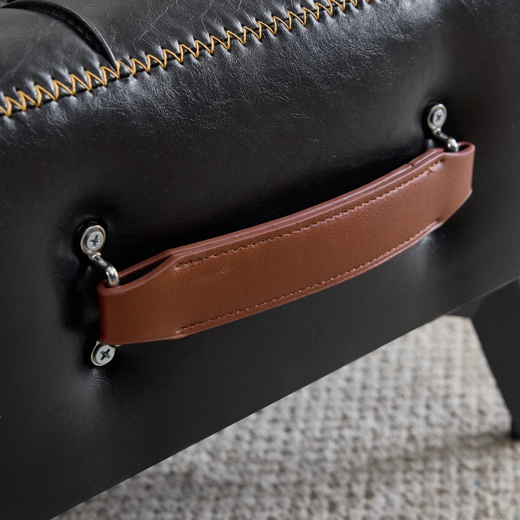 Pouf poggiapiedi multifunzione con maniglia, piedini antiscivolo e struttura stabile in pelle PU cerata e acciaio nero