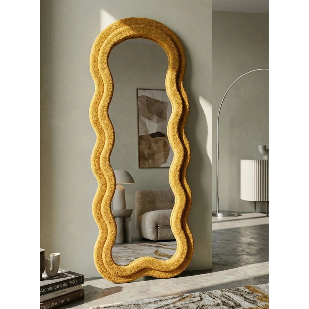 Specchio da parete Teddy wavy in bouclé senape 67x166 cm