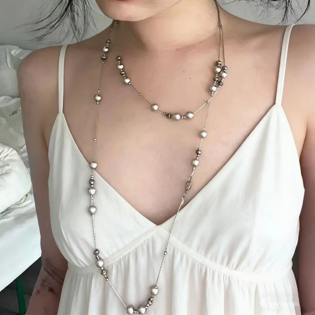 Collana lunga con stella di perle grigio argento