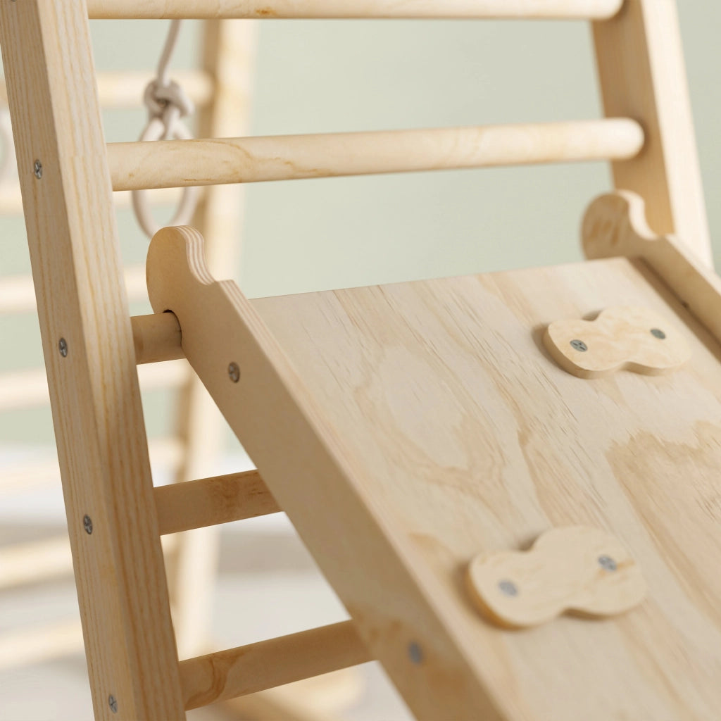 Struttura di arrampicata triangolare Montessori con scivolo ¨C Minimal ¨C legno naturale 90x90x80