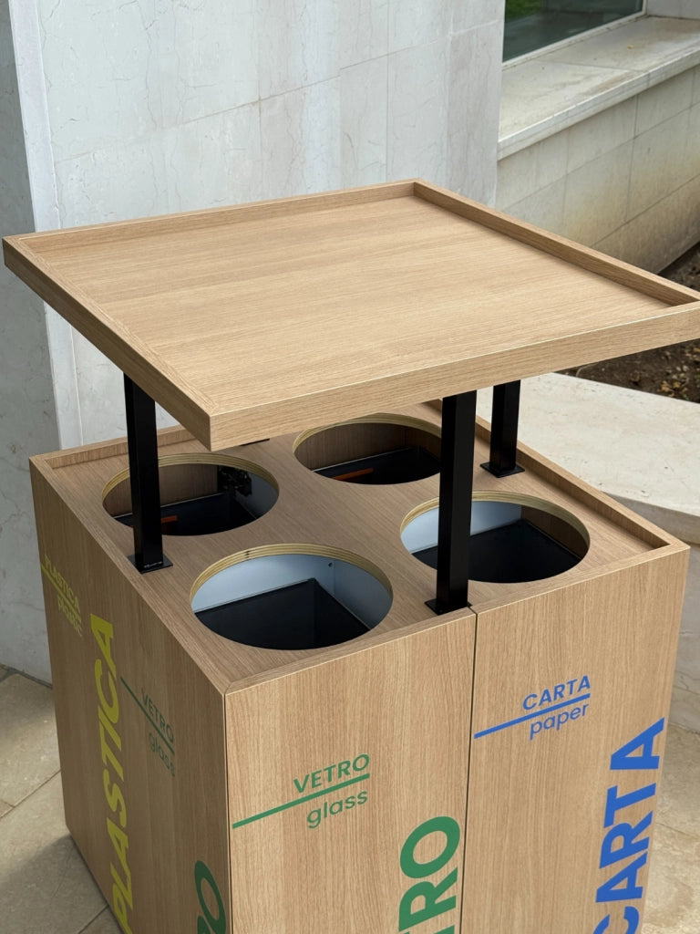 Porta Rifiuti per Raccolta Differenziata in Legno – Mobile con Svuota Vassoi – 4 Scomparti con Cestini in Acciaio Inox Estraibili – 70x70x110 cm