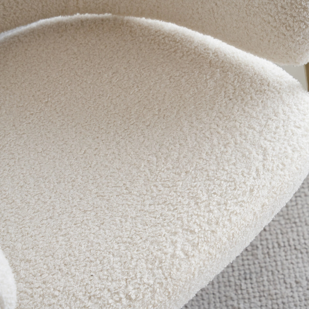 Sedia da pranzo bianca in morbido tessuto effetto peluche con gambe dorate